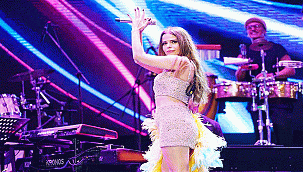 Hem kostümü hem sahne performansı nefes kesti 