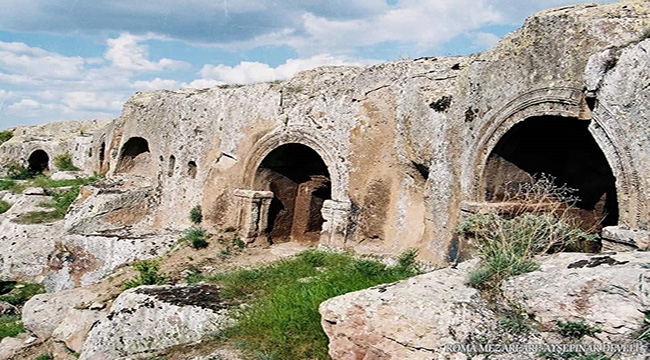 Dünyada Tek Olan Eser Fıraktın Kaya Anıtı