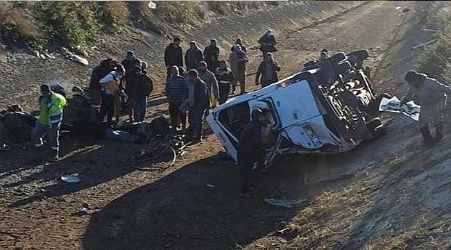 Feci kazada tarım işçilerini taşıyan minibüs kanala devrildi :1 ölü 10 yaralı