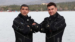 Dalgıç ağabey-kardeş omuz omuza hayat kurtarıyor