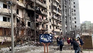 Kiev'de bir apartman füzeyle vuruldu. Çok sayıda yaralı var!