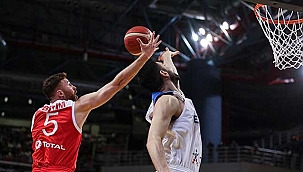 Milliler kıl payı kaybetti.Yunanistan - Türkiye: 72-71