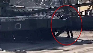 Şok Görüntüler! Ukrayna halkı Rus tanklarını elleriyle durdurmaya çalıştı