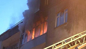  4 katlı binanın üçüncü katındaki yangında mahsur kaldılar! Biri çocuk 3 kişi...