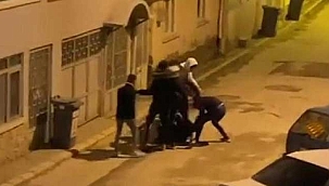 7 kişilik grup, sokak ortasında bir kişiyi darp etti
