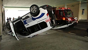 Altgeçitte meydana gelen kazada polis aracı devrildi