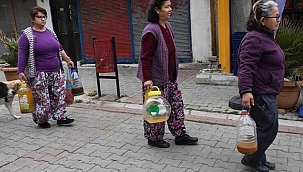 Atık yağları toplayarak, sokak hayvanlarına mama alıyorlar