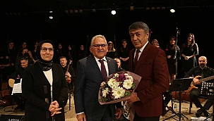 Başkan Büyükkılıç, Eşi İle Birlikte Kadınlar Korosu Konseri'ni İzledi