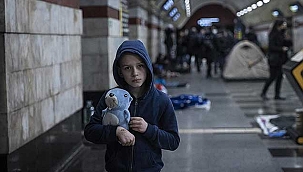Başkent Kiev'de artan Rus saldırıları nedeniyle halk metro istasyonlarına...
