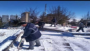 Bünyan Belediyesi'nden 18 Mart Çanakkale Zaferi Etkinliği Öncesi Şehitlik'te Kar Temizliği