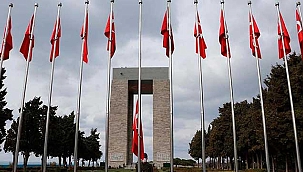 Çanakkale Deniz Zaferi'nin 107'nci yılı; altın madalyalı Türk Bayrağı...