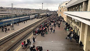 Çatışma azalınca sığınaktan çıkan 7 Türk öğrenci Ukrayna'dan tahliye edildi