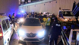 Denetim noktasından kaçmaya çalışırken polislere çarptı