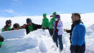 Erciyes'te doktorlar İglo yapıp doğada zor koşullarda yaşam mücadelesini geliştirdi