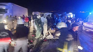 Fabrika işçilerini taşıyan minibüs ile otomobil çarpıştı. Çok sayıda yaralı