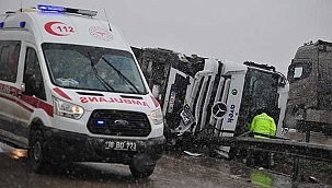 Feci Kaza! Kar yağışı ve sis: Bir TIR devrildi, diğeri bariyere çarptı