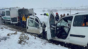 Feci kazada 2 araç kafa kafaya çarpıştı: 3 ölü, 6 yaralı