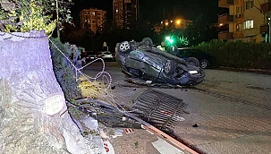 Feci kazada demir korkuluklara çarpan otomobil devrildi