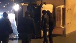 Feci kazada kamyon devrildi. Yaralılar...