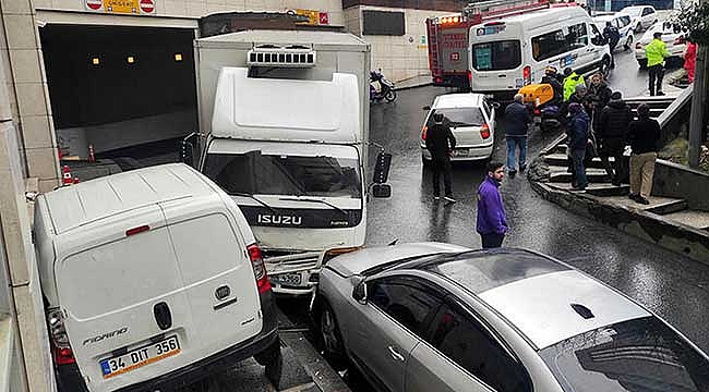 Feci kazada kamyonet park halindeki 6 araca çarptı