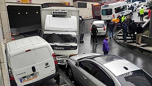 Feci kazada kamyonet park halindeki 6 araca çarptı