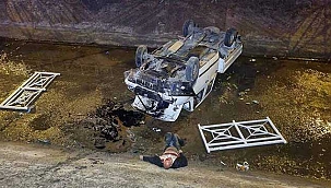 Feci kazada kamyonet sulama kanalına düştü