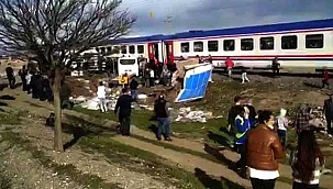 Feci kazada kamyonet ve tren, hemzemin geçitte çarpıştı