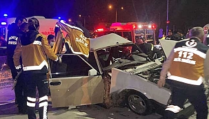 Feci kazada kavşakta otomobiller çarpıştı. Çok sayıda yaralı...