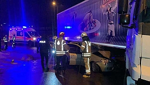 Son Dakika: Feci kazada otomobil TIR'ın altına girdi