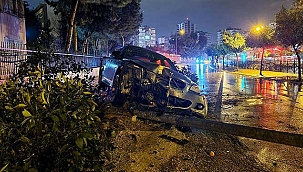 Feci kazada otomobille otobüs durağına daldı, aracını bırakıp kaçtı