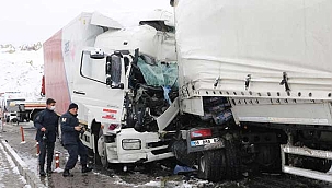 Feci kazada TIR ile kargo kamyonu çarpıştı: 1 ölü