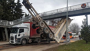 Feci kazada TIR'ın açık kalan dorsesi üst geçide çarptı