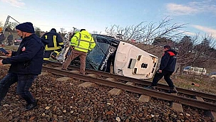 Feci kazada yük treni hemzemin geçitte işçi servisine çarptı: 27 yaralı