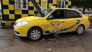 Fırtınada çatı uçtu, demir parçası taksiye saplandı