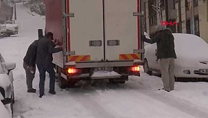Kar yağışı nedeniyle ara sokaklardaki sürücüler ve yayaların zor anları 