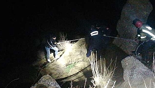 Kayalıklarda mahsur kalan 2 kişi itfaiye ekipleri tarafından kurtarıldı