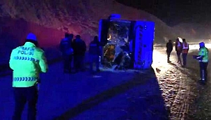 Kayganlaşan yolda yolcu otobüsü devrildi; 34 yaralı