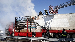 Kayseri'de mobilya yüklü tır hareket halindeyken yandı