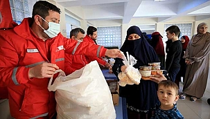 Kızılay'dan savaş mağduru ailelere sıcak yemek