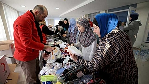 Kızılay savaş mağdurlarına giysi yardımında bulundu