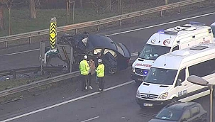 Köprü çıkışında feci kaza! Otomobil bariyerlere...