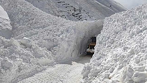 Mahalle yollarına 4 farklı noktada çığ düştü