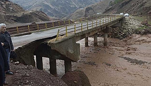 Mahalleleri bağlayan köprü kısmen çöktü