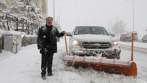 Melikgazi'de Karla Mücadele Ekipleri Çalışmalarına Aralıksız Devam Ediyor