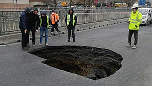 Metro inşaatı yanındaki yolda göçük meydana geldi
