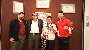 Milli Sporcudan Başkan İlmek'e Ziyaret