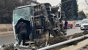 Otomobil ile çarpışan servis midibüsü devrildi