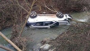 Otomobiliyle dereye düşen sürücü, tutanak tutup evine gitti