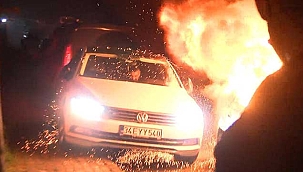Otomobillerini alevlerden kıl payı kaçırdılar