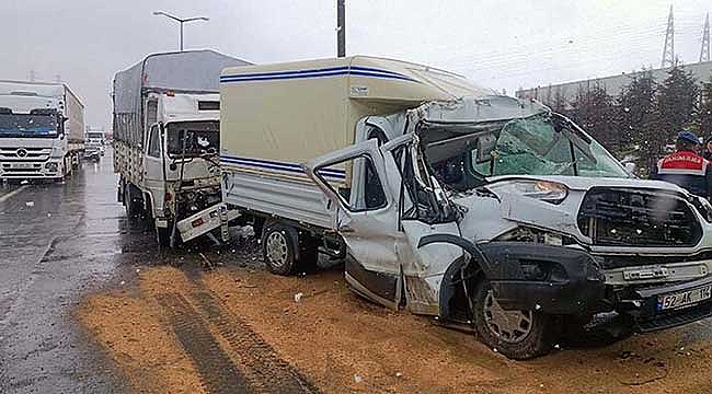 Otoyolda 100 metre arayla 2 zincirleme kaza! Yaralılar hastaneye kaldırıldı
